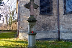 Gedenkkreuz mit Plakette für die Bombenopfer der Hochzeitsgesellschaft, Bild: Geolina / CC BY-SA 4.0 (via Wikimedia Commons)