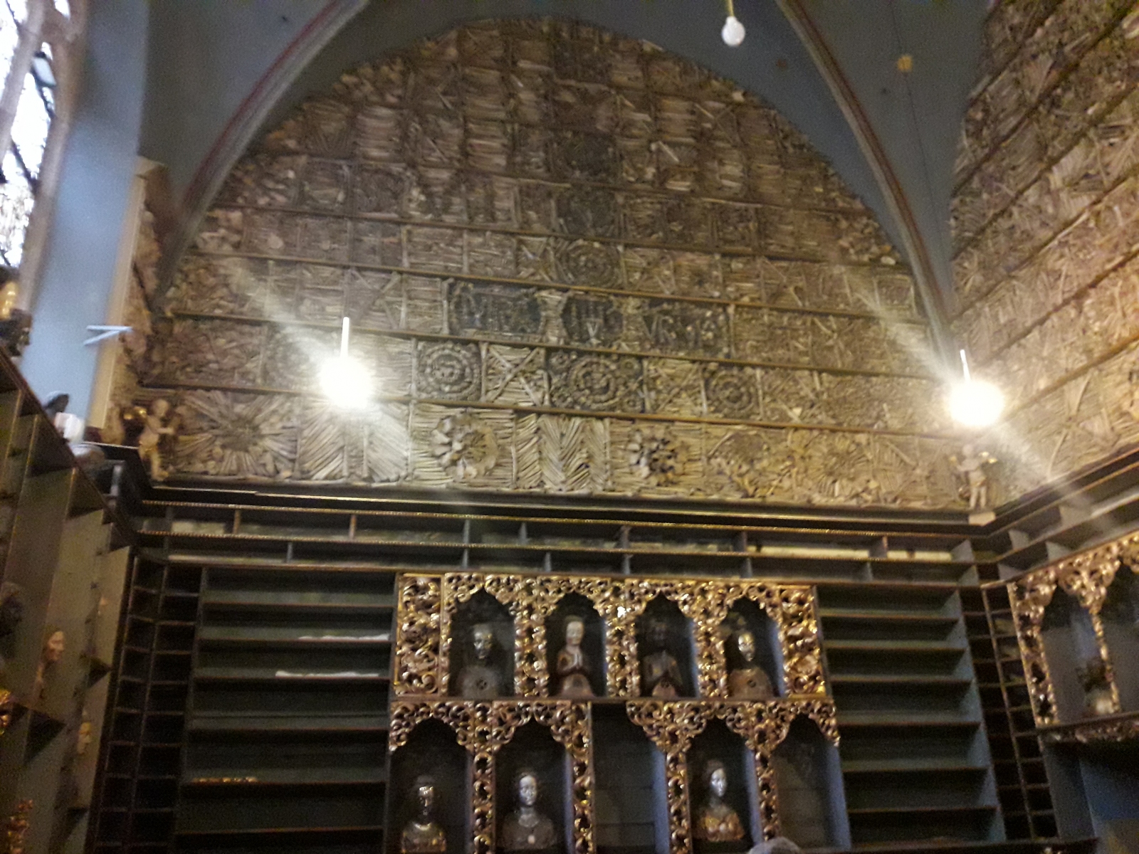 Mosaike aus menschlichen Knochen in der Goldenen Kammer, St. Ursula, Bild: Christian Beckers