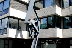 Gepflegte Fassade und Kunst im öffentlichen Raum an der Ecke Barbarossaplatz/ Neue Weyerstraße, Bild:  Horsch, Willy - HOWI [CC BY (https://creativecommons.org/licenses/by/3.0)]