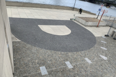 Das Straßenpflaster zeigt die Außenbefestigung des Kastell Deutzan, Bild: Uli Kievernagel