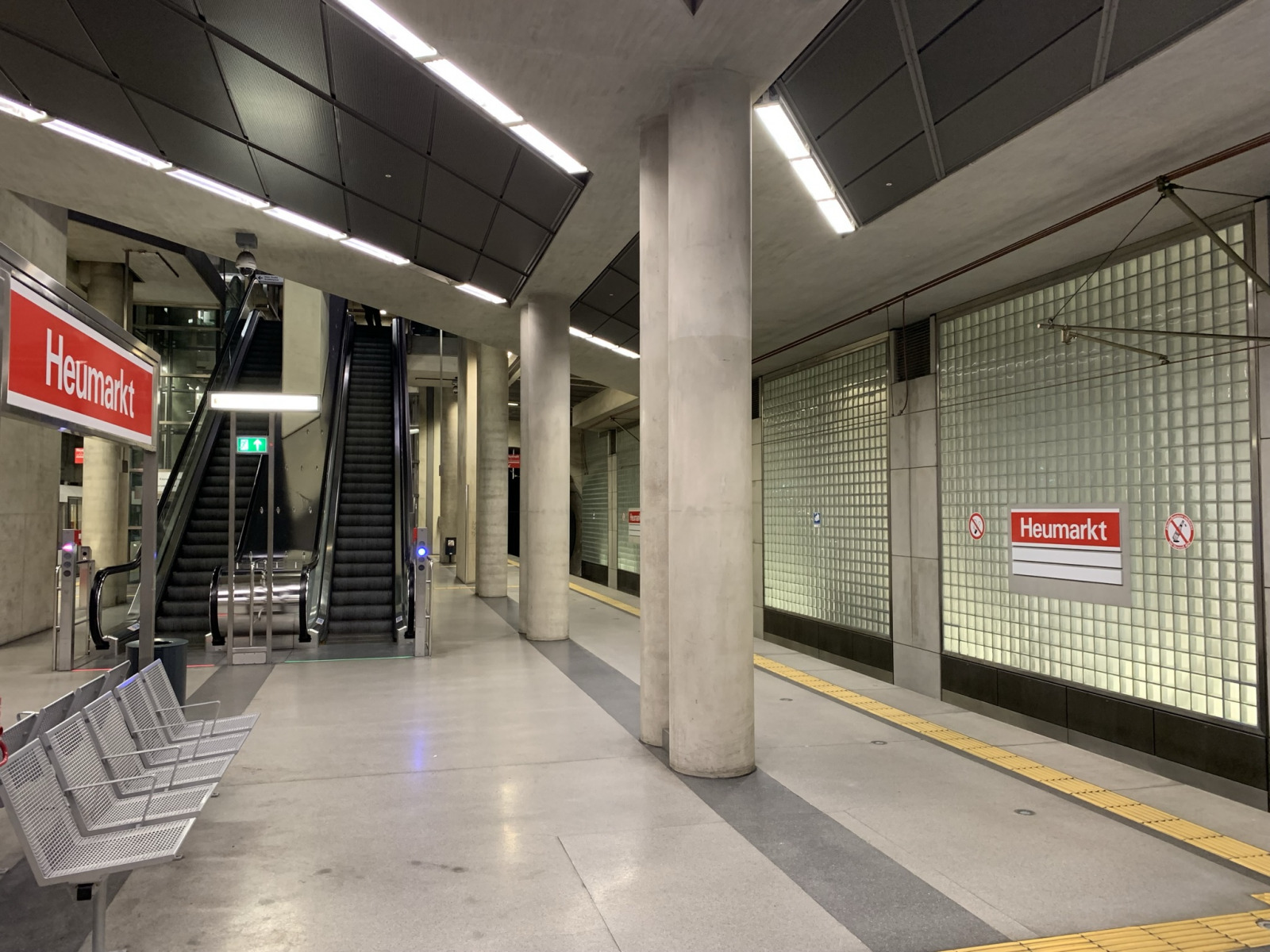 Die leere, verlassene Station Heumarkt. Und trotzdem fährt eine Bahn durch. Zumindest akustisch. Bild: Uli Kievernagel