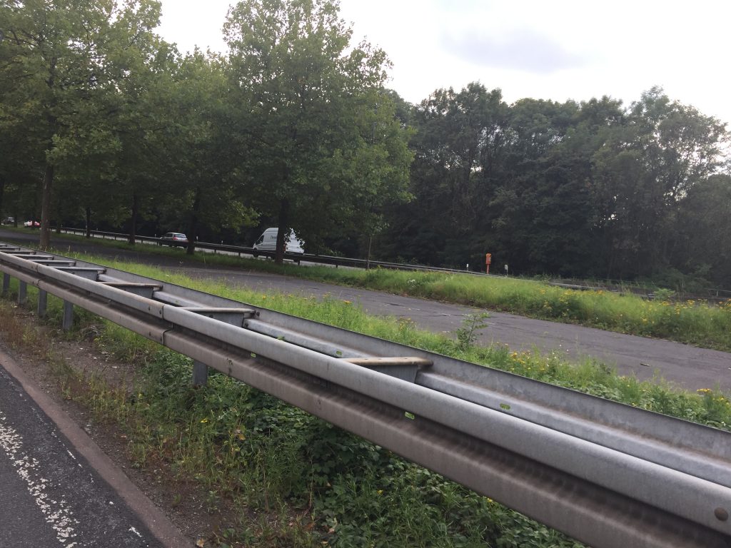 A 555 Straße zwischen den Fahrstreifen Der KölnLotse