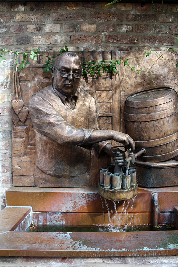 Der Lommi-Brunnen zeigt Hans Lommerzheim bei der Arbeit, Bild: Willy Horsch