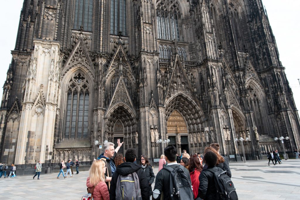 Zusammen mit Studierenden aus aller Welt am Dom unterwegs, Bild: Dustin Preick