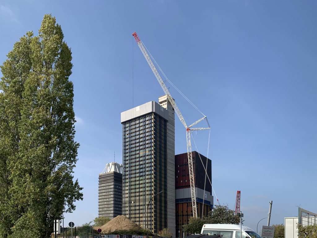 Der Beginn des Rückbaus. Im Einsatz: Einer der größten mobilen Kräne Europas, Bild: Hans Jörg Michell, www.lindenthal.blog