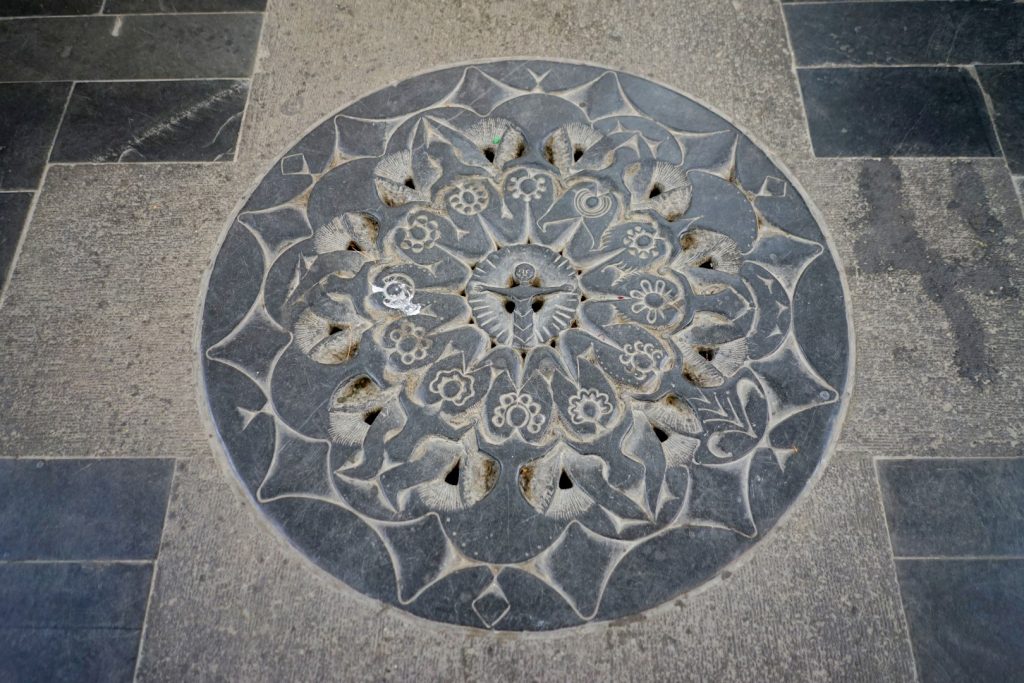 Bodenplatte über der Krypta im Chorraum von St. Kunibert, Bild: Volker Adolf