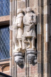 Adolf Clarenbach (rechts),auf Melaten hingerichteter evangelischer Reformator, Statue am Rathaus, Bild: Raimond Spekking