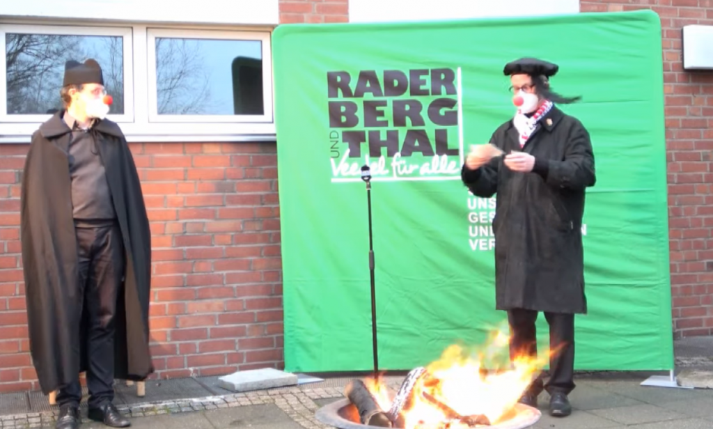Die traditionelle Sündenverbrennung des Bürgervereins RADERBERG und THAL e.V., immer ökumenisch, 2021 unter Corona-Bedingungen mit Abstand und Mundschutz., Bild: Uli Kievernagel