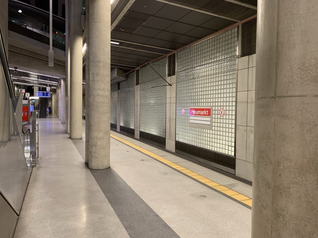 Die leere, verlassene Station Heumarkt. Und trotzdem fährt eine Bahn durch. Zumindest akustisch. Bild: Uli Kievernagel