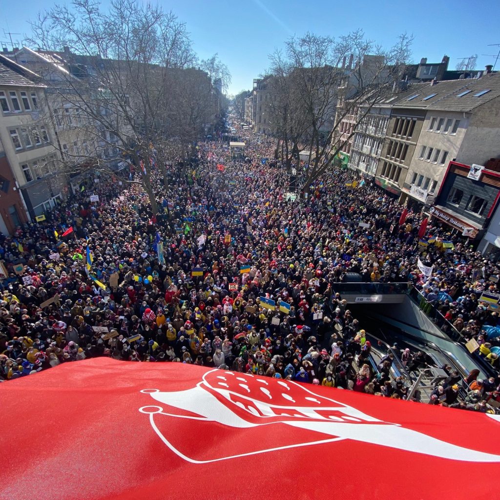 250.000 Menschen haben an der Rosenmontags-Friedensdemo teilgenommen. Hier der Blick von der Severinstorburg auf die Menschenmassen auf dem Chlodwigplatz.. Bild: Festkomitee Kölner Karneval.