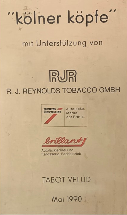 Plakette "Kölner Köpfe" in der U-Bahnhaltestelle Appellhofplatz, Bild: Uli Kievernagel