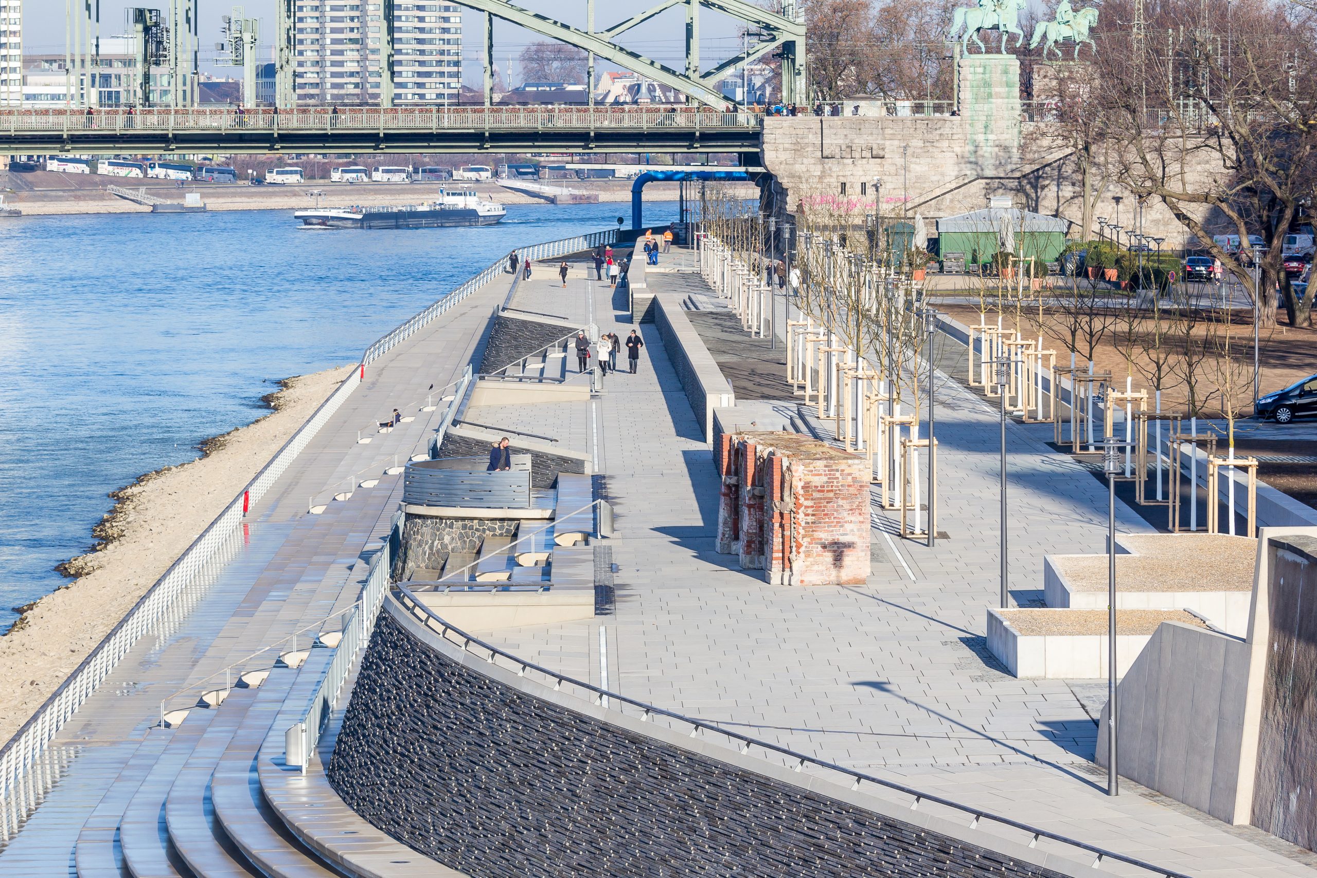 Prachtstück in Deutz: Der Rheinboulevard, Bild: Raimond Spekking