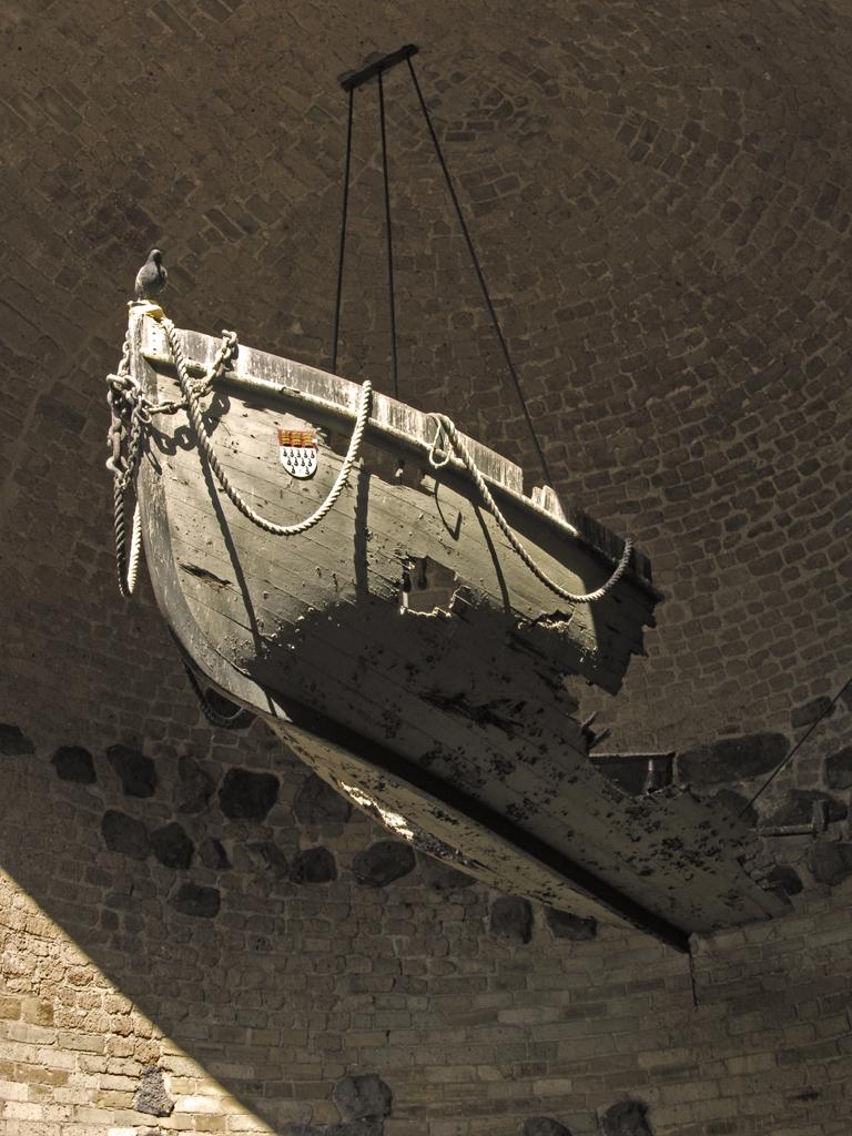 Das Wrack des Rettungsbootes der Cöln hängt in der Kölner Eigelsteintorburg, Bild: Hans Peter Schaefer, http://www.reserv-a-rt.de
