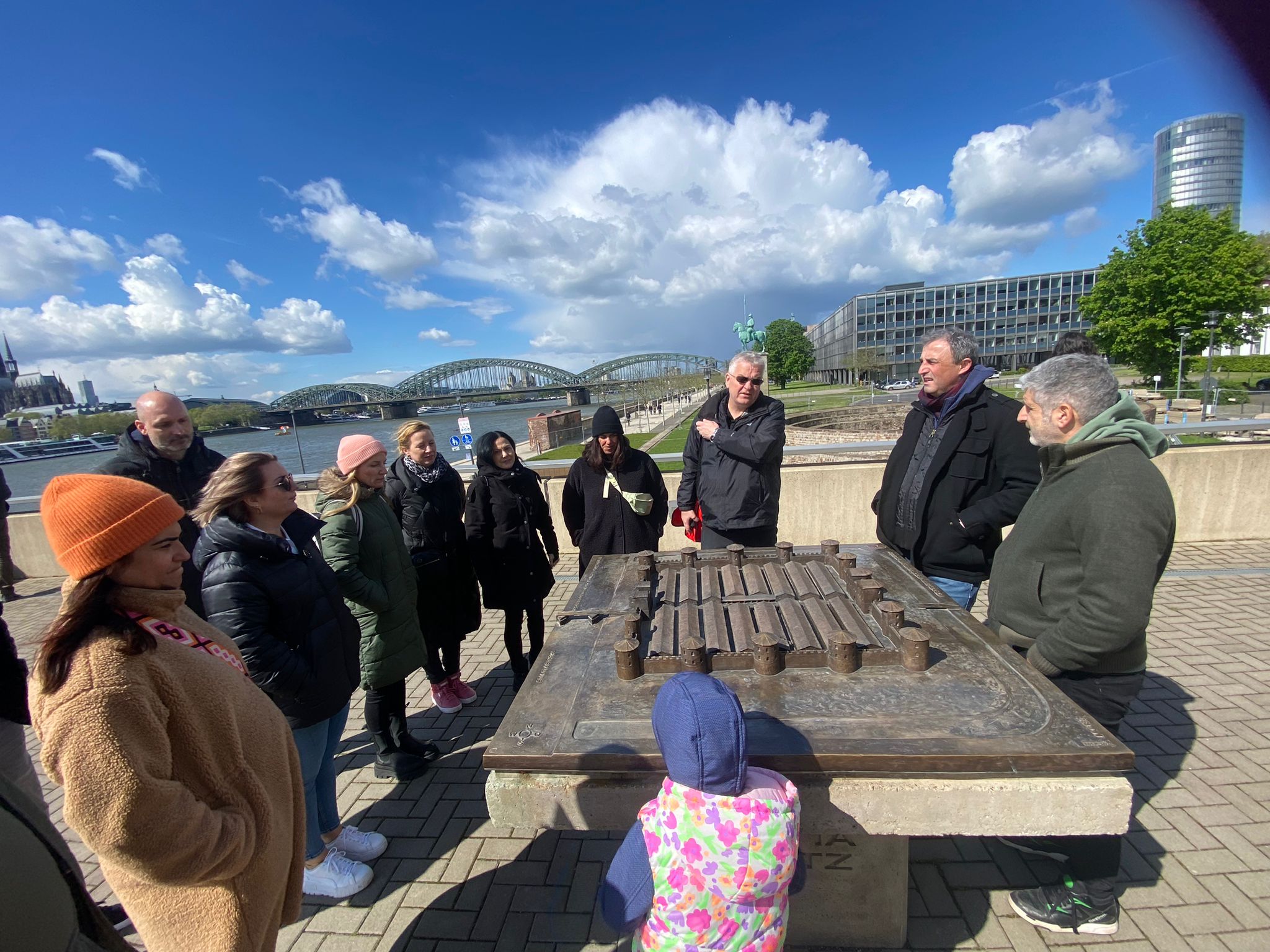 Unterwegs mit einer Gruppe in Deutz, Bild: Sakine Karakus